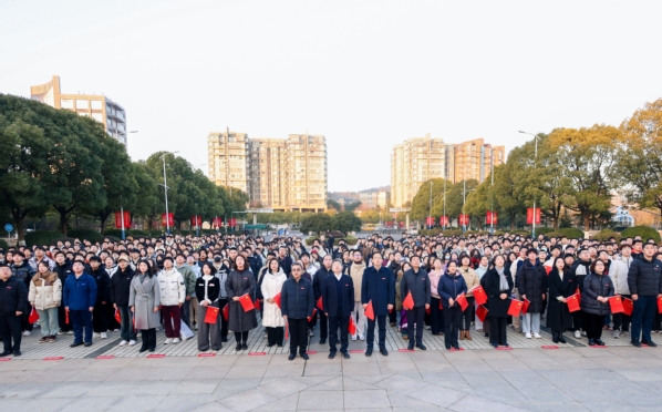 我校举行迎接天安门广场国旗暨2025年新学期升国旗活动
