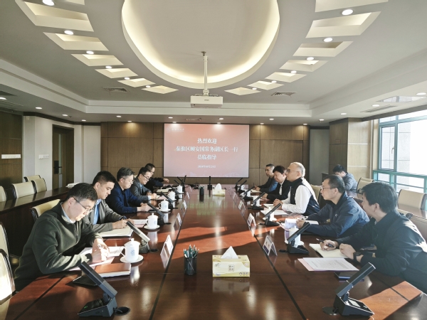 秦淮区常务副区长顾安国来校调研