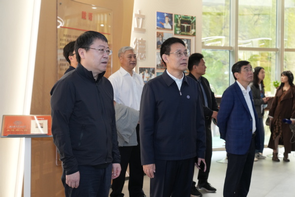  欧陆注册立德树人馆二期启用暨教育家精神实践育人基地揭牌仪式顺遂举行