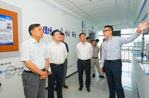 先进射频集成电路与微系统研究中心揭牌仪式在天目湖校区举行