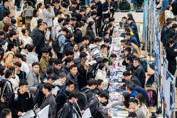 我校举行2025年春季大型双选会