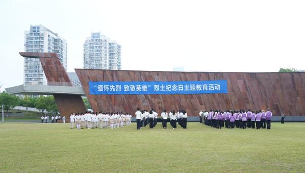 我校与侵华日军南京大屠杀罹难同胞纪念馆 共建设德树人师德教育基地