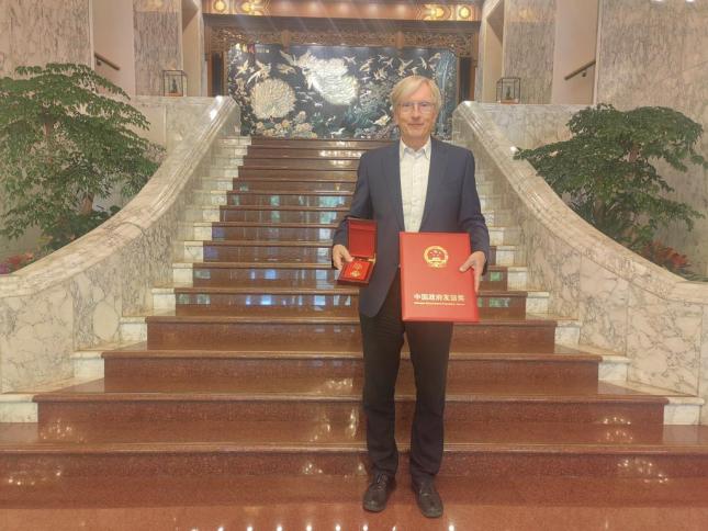 我校信用教授盖博·约瑟夫·施德潘荣获中国政府友谊奖