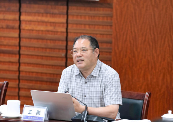 校党委理论学习中心组专题学习习近平总书记主要讲话和天下教育大会精神