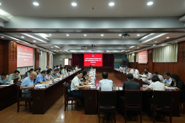 校党委理论学习中心组专题学习习近平总书记主要讲话和天下教育大会精神