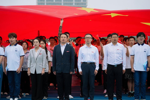 我校举行庆祝中华人民共和国建设75周年升国旗仪式