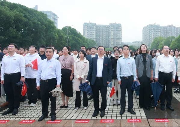 我校举行庆祝中华人民共和国建设75周年升国旗仪式
