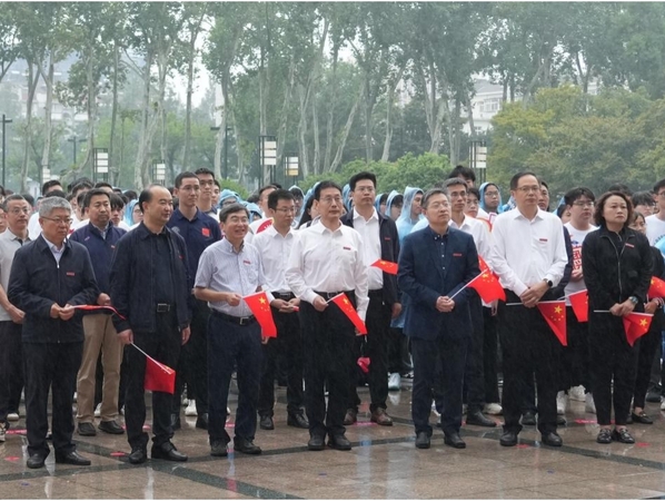 我校举行庆祝中华人民共和国建设75周年升国旗仪式