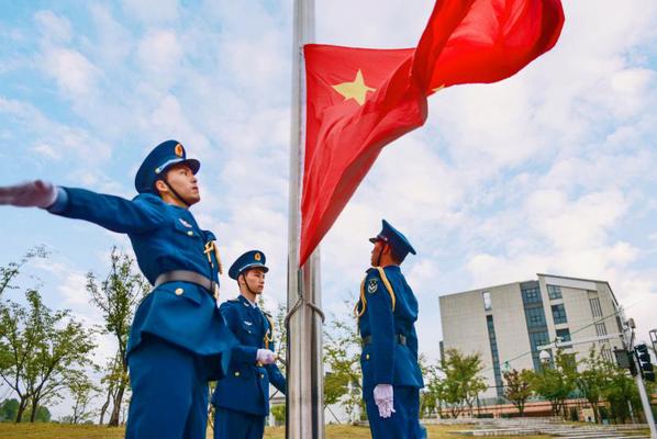 我校举行庆祝中华人民共和国建设75周年升国旗仪式