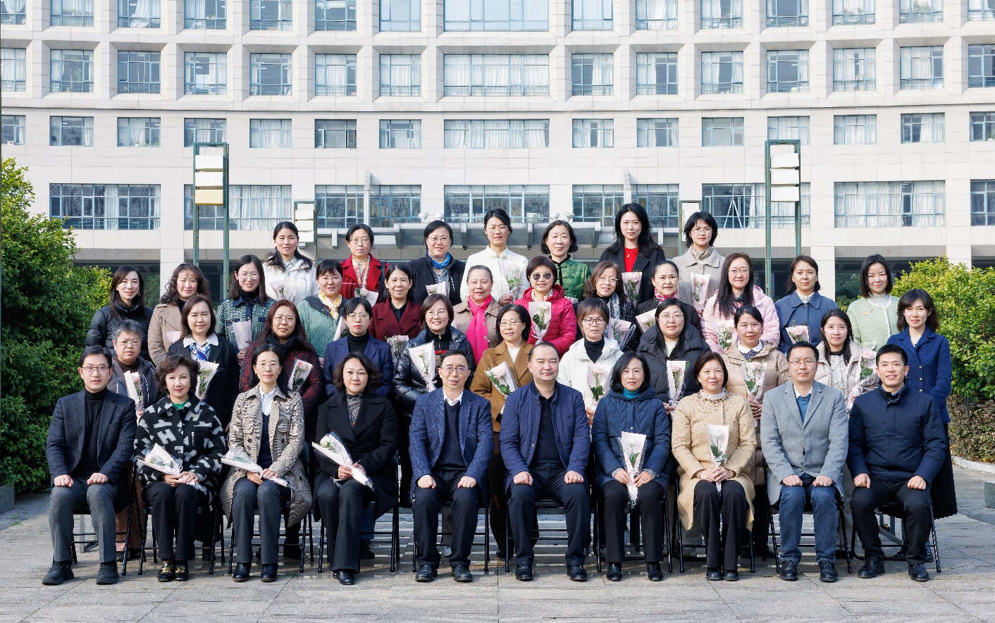 我校举行女教授联谊会换届聚会暨女西席座谈会