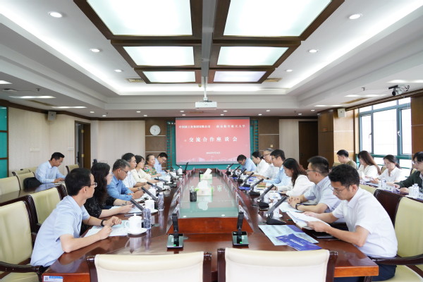 中核集团人力资源效劳中心副主任毕升来校调研