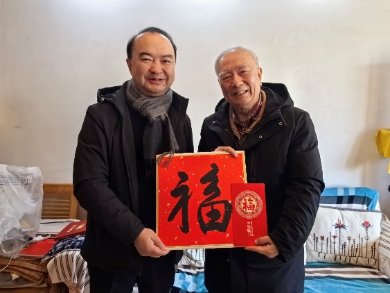 学校向导走访慰问离退休老同志