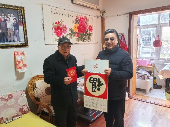 学校向导走访慰问离退休老同志