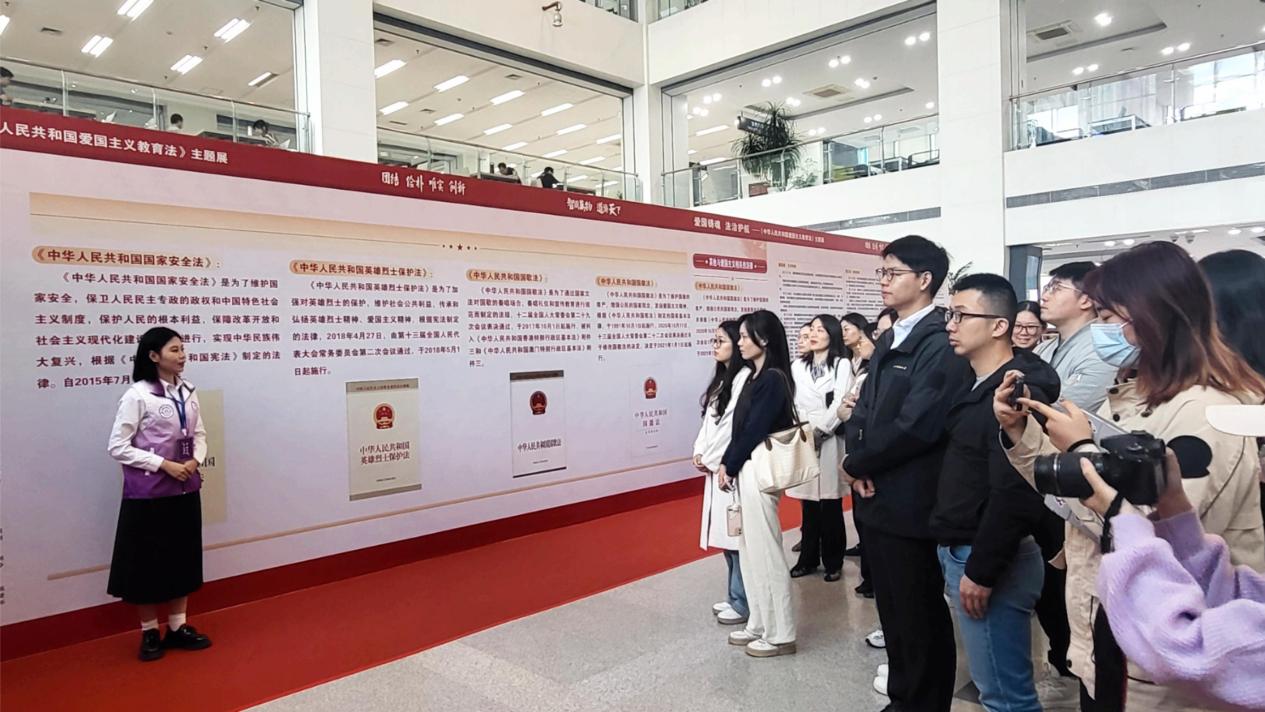 我校举行《中华人民共和国爱国主义教育法》主题展