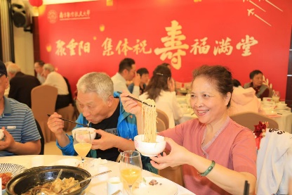 我校举行2024年重阳节联谊暨整体祝寿活动