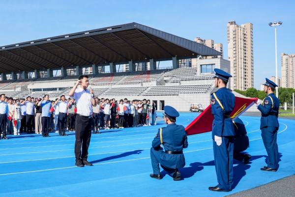 我校举行庆祝中国共产党建设104周年 “七一”升旗仪式暨“庆幸在党50年”纪念章揭晓仪式